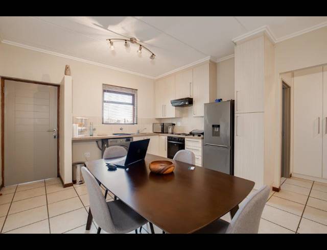 2 BEDROOM APARTMENT TO LET IN PINESLOPES